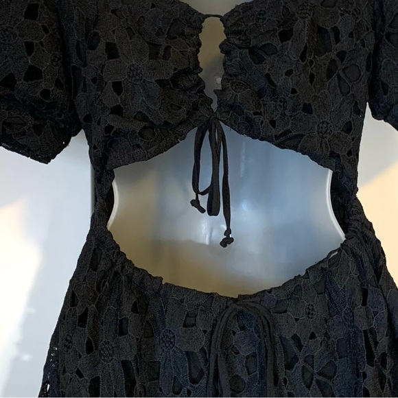 Lulu's A black open work lace lined dress with open back M - Picture 5 of 7